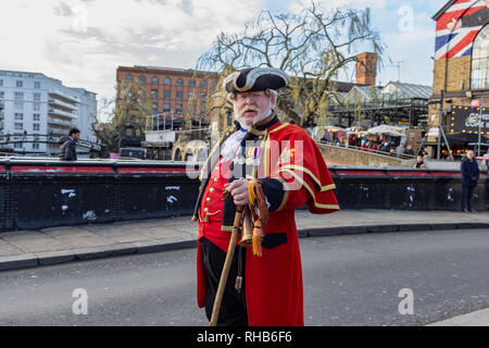 Londres, Royaume-Uni - 20 décembre 2018, au 18ème siècle : l'homme d'infanterie de l'armée britannique marche uniforme redcoat à Camden Town, UK Banque D'Images