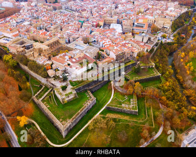 Vue du drone de ville médiévale de Pampelune en vallée de l'Arga, Navarre, Espagne Banque D'Images