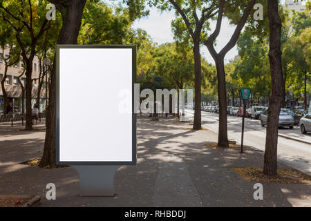 Présentoir d'affiches de rue vierge. Banque D'Images