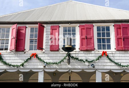 Caraïbes les décorations de Noël sur whiute avec construction volets rose, Christiansted Saint Croix USVI Banque D'Images