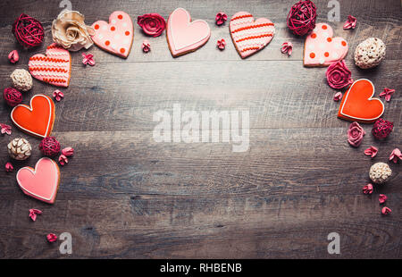 Les cookies en forme de cœur sur un fond de bois rustique, d'une Saint Valentin. Valentines Day background Banque D'Images