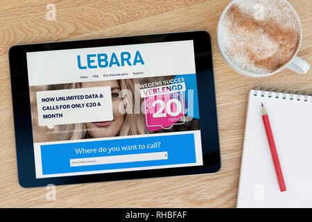 Le site internet de Lebara sur un iPad fonctionnalités tablet device qui repose sur une table en bois à côté d'un bloc-notes (usage éditorial uniquement). Banque D'Images