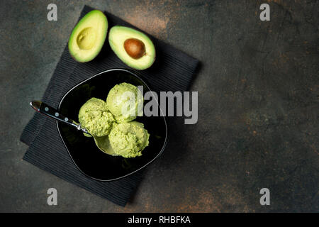 Vue de dessus de la crème glacée d'avocat végétalien sur fond sombre. Copy space Banque D'Images