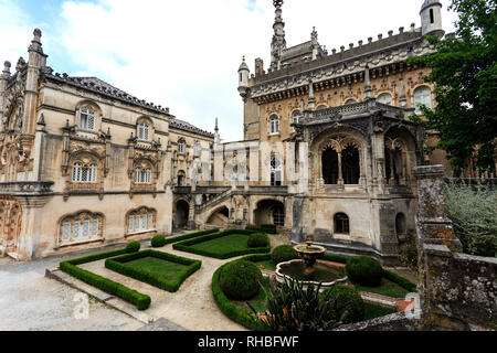 Détail de l'hôtel Palace de Bussaco et jardin à la française, un hôtel de luxe construit en fin du 19ème siècle en Neo-Manueline style architectural, situé à près de Banque D'Images