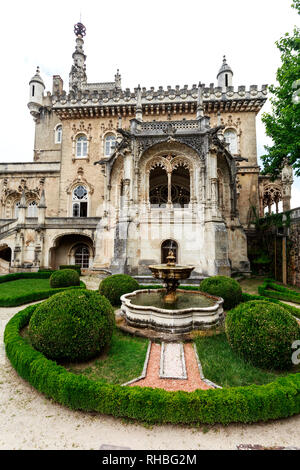 Détail de l'hôtel Palace de Bussaco et jardin à la française, un hôtel de luxe construit en fin du 19ème siècle en Neo-Manueline style architectural, situé à près de Banque D'Images