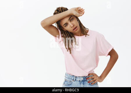 Jusqu'à la taille de shto se tendit et fatigué african american woman mal à l'aise et drainé en se baissant le halètement et essuyant la sueur de front avec bras debout Banque D'Images