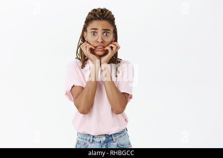 Fille de grades concernés qui veulent s'appliquer à l'université célèbre. Portrait d'inquiets et anxieux d'insécurité stupide femelle à la peau sombre avec des dreads dans Banque D'Images