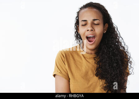 Jusqu'à la taille de balle sleepy mignon femelle afro-américains se lever matin faire le café de bâiller aux yeux clos ayant bonne sieste éveillée et permanent Banque D'Images