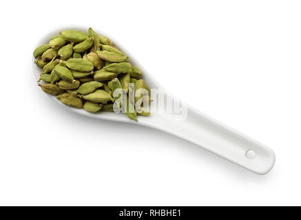 Vue de dessus de gousses de cardamome dans spoon isolated on white Banque D'Images