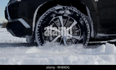 Roue avant de la voiture s'est retrouvé coincé dans la neige profonde Banque D'Images