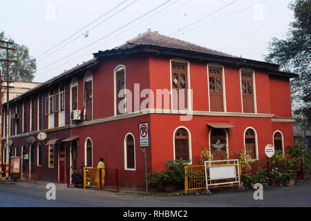 Maison Rouge sur rue, Pune, Maharashtra, Inde Banque D'Images