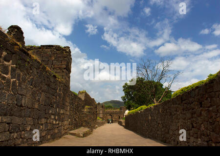 Daulatabad Fort Deogiri mur de nuages en arrière-plan, Aurangabad, Maharashtra, Inde Banque D'Images