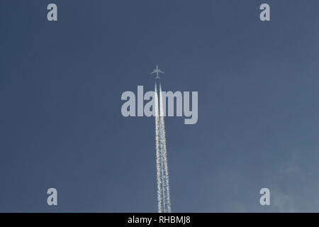 Airplane leaving a une trace de fumée dans le ciel, Maharashtra, Inde Banque D'Images