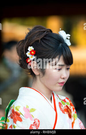 Jeune femme en kimono à fleur de l'âge journée au Sanctuaire Meiji, Harajuku, Tokyo, Japon Banque D'Images