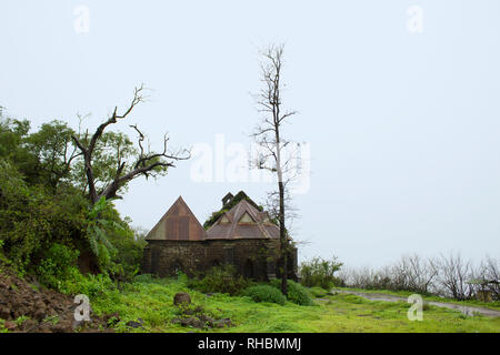 Maison ancienne dans nuageux au Purandhar, Maharashtra, Inde Banque D'Images