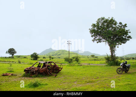 Adandoned voiture rouillée sur le terrain, Maharashtra, Inde Banque D'Images