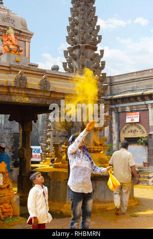 JEJURI, district de Pune, Maharashtra, août 2018, poudre de curcuma lancer dévot à Lord Khandoba temple Banque D'Images