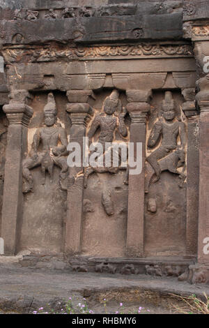 Mur extérieur de la grotte 16, façade détail avec Karthikeya, Agni, Vayu et grottes hindoues, Ellora, Aurangabad, Maharashtra Banque D'Images