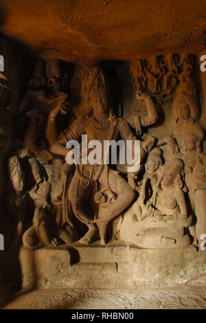 Cave 21, le Seigneur Shiva dans un tandav posent, la sculpture, les grottes d'Ellora, Aurangabad, Maharashtra Banque D'Images