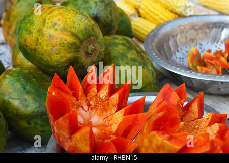 Papaye à Pune, Maharashtra, marché aux légumes Banque D'Images
