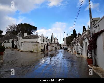 Belle vue sur les maisons trulli traditionnels avec leur toit conique à Alberobello, dans les Pouilles - Italie Banque D'Images