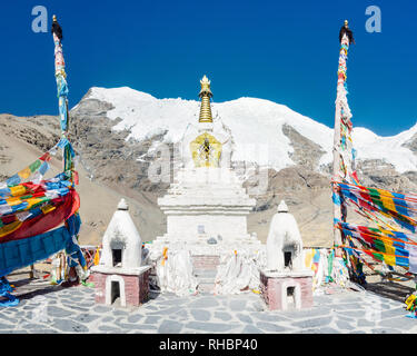 Chorten et drapeaux de prière Tibetains à Karola glacier, Tibet Banque D'Images