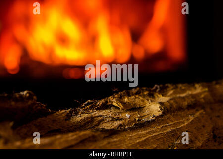 Libre de bougie allumée avec cheminée floue fired up dans l'arrière-plan dans l'atmosphère à la maison de nuit Banque D'Images