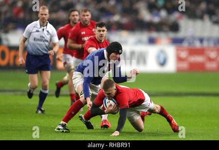 Pays de Galles' Gareth Anscombe est abordée par l'Arthur Iturria au cours de la Guinness match des Six Nations au Stade de France, Paris. Banque D'Images