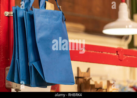 Nouveaux sacs de magasinage réutilisables bleu sur un marché. Alternative aux sacs en plastique à usage unique. Interdiction des matières plastiques. Banque D'Images