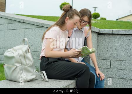 Portrait de deux écolières d'adolescents avec des sacs à dos et les livres scolaires Banque D'Images