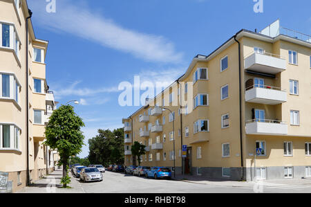 Solna, Suède - 15 juin 2016 : bâtiments résidentiels à l'intersection de la rue et Prastgardsgatan Prastgatan 16 rue.. Banque D'Images
