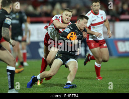 Hull KR's James Greenwood (à gauche) et Hull FC, Jamie Shaul (à droite) au cours de la Super League à Betfred Craven Park, Hull. Banque D'Images