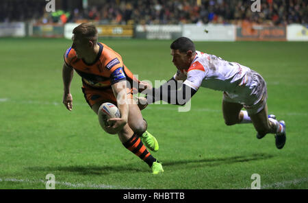 Castleford Tiger's Greg Eden (à gauche) est abordé par des Dragons Catalans David Mead au cours de la Super League à Betfred le Mend-A-tuyau Jungle, Castleford. Banque D'Images