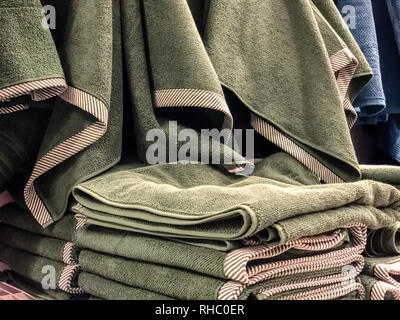Pile de serviettes dans une boutique Banque D'Images