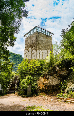 Brasov, Roumanie : la tour Noire, construit en 15e siècle sur un gros rocher sur Warthe Hill ; son rôle est de nier les soldats ennemis leur approche l'EC Banque D'Images