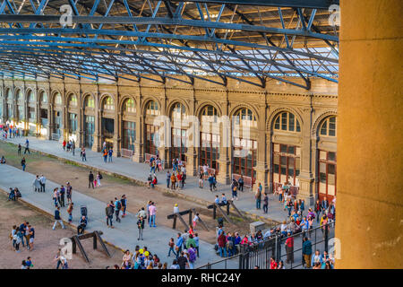 MONTEVIDEO, URUGUAY, octobre - 2018 - vue aérienne de abandonded ancienne gare avec un bon nombre de personnes profitant de la fête du patrimoine dans la ville de Montevideo, Urugua Banque D'Images