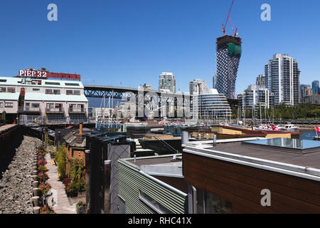 Vancouver, BC, Canada - juillet 2018 - Paysage urbain - une vue sur le Pier 32 et à bateaux sur l'eau. Bridge en arrière-plan. Vue horizontale Banque D'Images