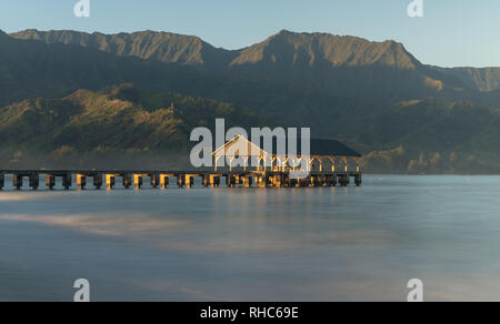 L'aube et le lever du soleil sur la baie de Hanalei sur Kauai Hawaii Banque D'Images