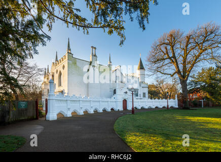 Vue de face de l'entrée de Strawberry Hill House, une villa néo-gothique construite à Twickenham, London par Horace Walpole à partir de 1749 Banque D'Images