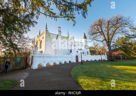 Vue de face de l'entrée de Strawberry Hill House, une villa néo-gothique construite à Twickenham, London par Horace Walpole à partir de 1749 Banque D'Images