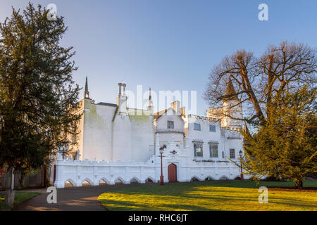 Vue de face de l'entrée de Strawberry Hill House, une villa néo-gothique construite à Twickenham, London par Horace Walpole à partir de 1749 Banque D'Images