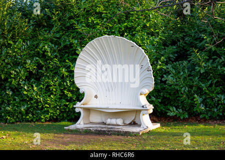 Le grand banc shell style rococo dans les jardins de Strawberry Hill House, une villa néo-gothique construite à Twickenham, London SW par Horace Walpole Banque D'Images