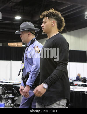 Atlanta, GA, USA. 1er février, 2019. Semaine jeu avec expérience NFL Patrick Mahomes marcher avec une escorte de police au Super Bowl LIII au Georgia World Congress Center à Atlanta, GA le 1er février 2019. (Photo par Jevone Moore) Credit : csm/Alamy Live News Banque D'Images