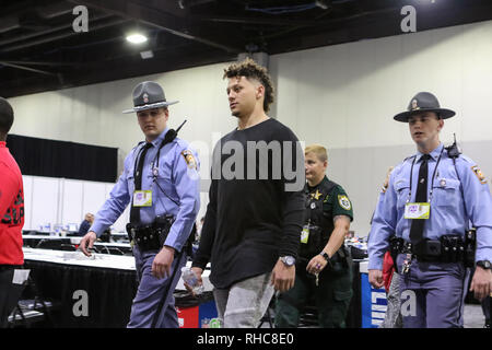 Atlanta, GA, USA. 1er février, 2019. Semaine jeu avec expérience NFL Patrick Mahomes marcher avec une escorte de police au Super Bowl LIII au Georgia World Congress Center à Atlanta, GA le 1er février 2019. (Photo par Jevone Moore) Credit : csm/Alamy Live News Banque D'Images