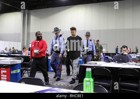 Atlanta, GA, USA. 1er février, 2019. Semaine jeu avec Patrick Mahomes marcher avec une escorte de police au Super Bowl LIII au Georgia World Congress Center à Atlanta, GA le 1 février 2019. (Photo par Jevone Moore) Credit : csm/Alamy Live News Banque D'Images