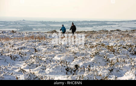 Swansea, Royaume-Uni. 06Th Feb 2019. Les gens de la randonnée dans la neige sur le haut de Cefn Bryn près de Reynoldston sur la péninsule de Gower, près de Swansea cet après-midi, après le repas était recouvert de neige. Credit : Phil Rees/Alamy Live News Banque D'Images