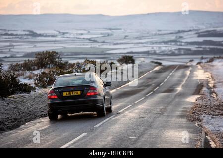 Swansea, Royaume-Uni. 06Th Feb 2019. La conduite à travers le haut de Cefn Bryn près de Reynoldston sur la péninsule de Gower, près de Swansea cet après-midi, après le repas était recouvert de neige. Credit : Phil Rees/Alamy Live News Banque D'Images