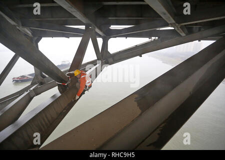 Beijing, Chine, province de Jiangxi. Jan 31, 2019. Un travailleur vérifie le pont Jiujiang rivière Yangtze Bridge, un double-pont route-rail truss bridge et une importante section du Beijing-Kowloon (Jingjiu Railway) à Jiujiang, dans la province de Jiangxi en Chine de l'Est, le 31 janvier 2019. Les inspections de sécurité ont été renforcées pour le transport sécurisé pendant la Fête du Printemps 2019 Les rush. Credit : Ding Bo/Xinhua/Alamy Live News Banque D'Images