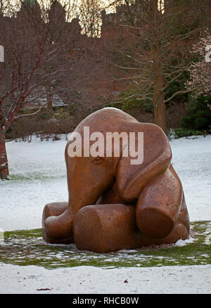 Edinburgh, Ecosse, Royaume-Uni. Feb, 2019 2. Un mémorial en forme de deux demi-tonne et un bébé éléphant a été dévoilé dans les jardins de Princes Street d'Édimbourg, à l'Ouest, c'est plus de six ans après que l'on a découvert que les bébés cendres avaient été sous-évaluées dans une tombe anonyme au cimetière Mortonhall, le mémorial est une façon de se souvenir des centaines de bébés dans les années à venir. Conçu et créé par le sculpteur Andy Scott. M. Scott a donné le bébé éléphant le titre de travail "Lulla-Bye" Banque D'Images