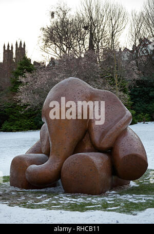 Edinburgh, Ecosse, Royaume-Uni. Feb, 2019 2. Un mémorial en forme de deux demi-tonne et un bébé éléphant a été dévoilé dans les jardins de Princes Street d'Édimbourg, à l'Ouest, c'est plus de six ans après que l'on a découvert que les bébés cendres avaient été sous-évaluées dans une tombe anonyme au cimetière Mortonhall, le mémorial est une façon de se souvenir des centaines de bébés dans les années à venir. Conçu et créé par le sculpteur Andy Scott. M. Scott a donné le bébé éléphant le titre de travail "Lulla-Bye" Banque D'Images